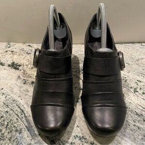 BARETRAPS Black Women 8.5M Tasha Leather Booties Slip 0n heels Side metal buckle